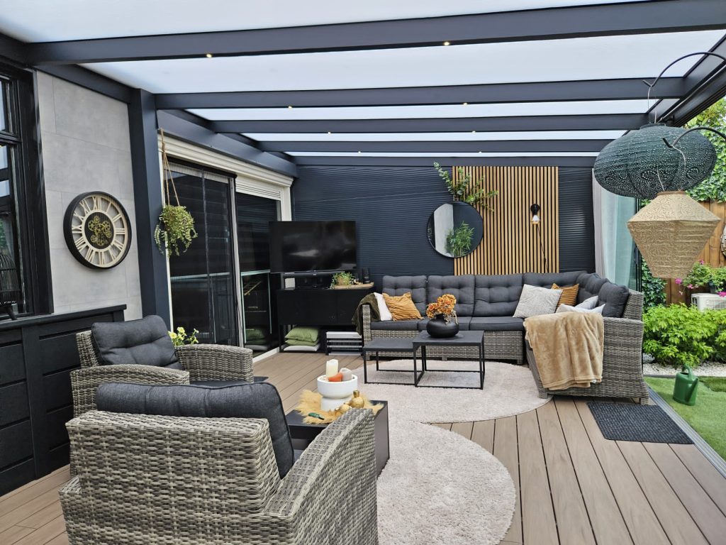 Moderne aluminium veranda met comfortabele lounge