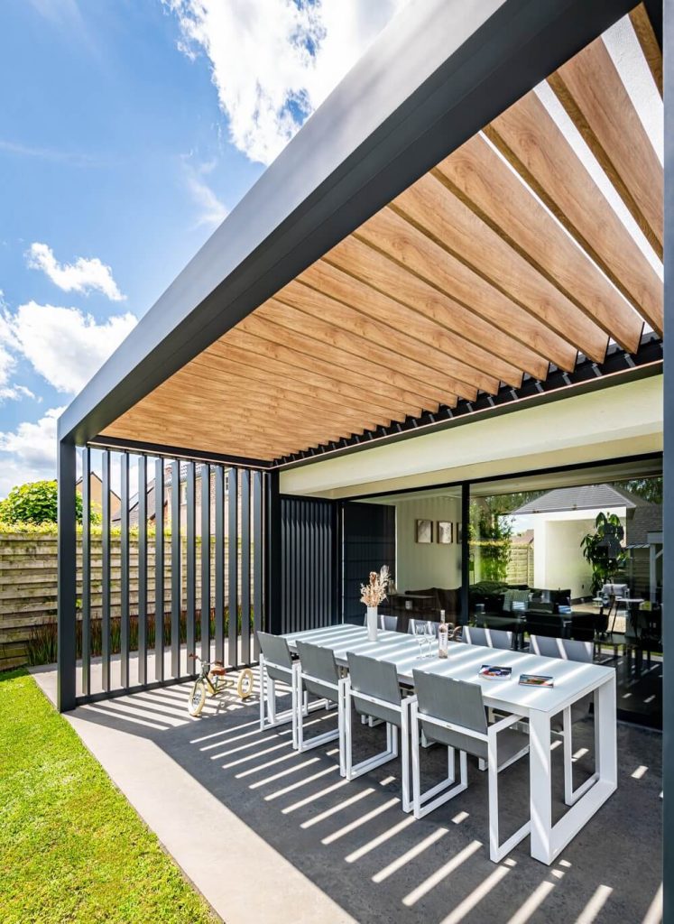 Moderne pergola met verstelbare daklamellen