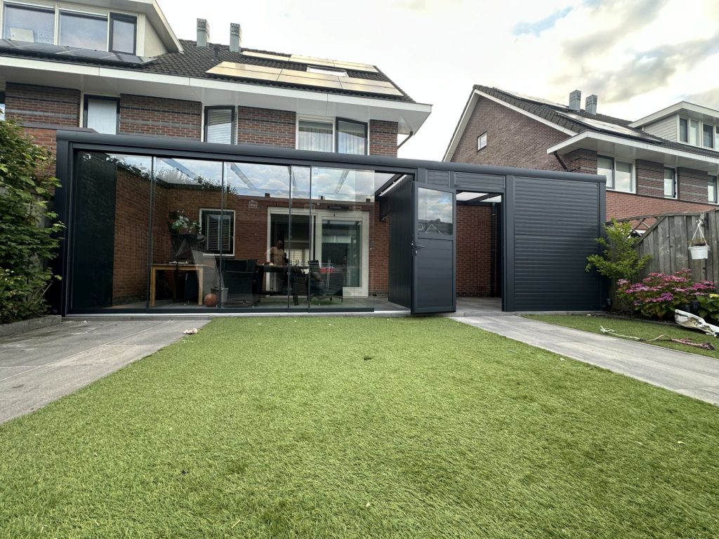 Veranda in een groene tuin