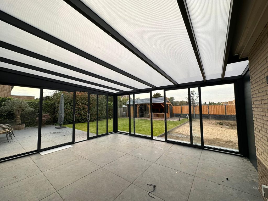 Lichte tuinkamer met glazen wanden