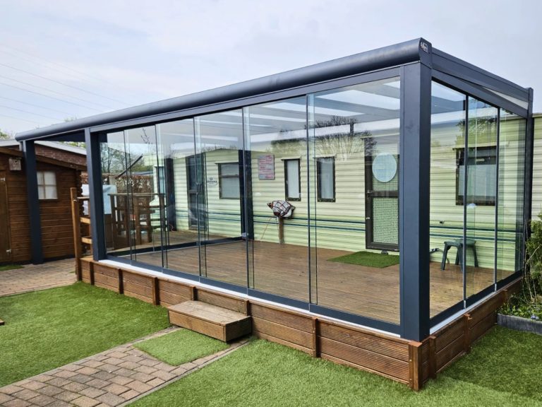 Vrijstaande aluminium tuinkamer in een tuin