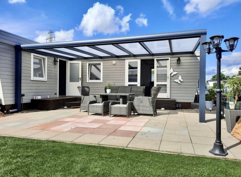 Aluminium veranda aan een moderne woning
